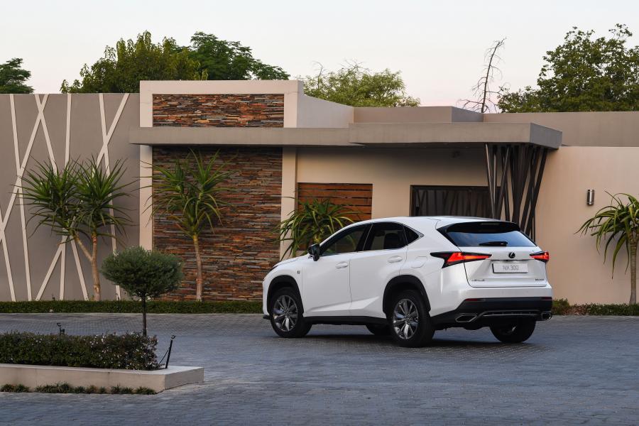  Lexus NX300 F-Sport 2017 года  (ZA) (фото 2 из 40)